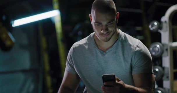Muscular Crossfit Vücut Geliştirici Akıllı Telefon Mesajlaşması Kapatma Spor Merkezi Aktif Yaşam Tarzı Rahatlama Fitness Teknolojisi Konsepti 4k — Stok video