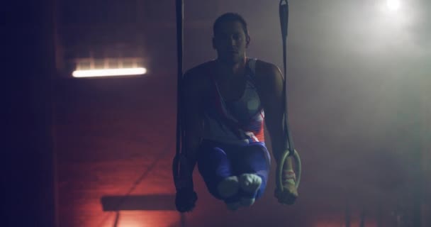 Bonito homem atlético muscular em ginástica uniforme fazendo exercício intenso em anéis de ginástica Centro de esportes Estilo de vida saudável Ginástica Concepção de mentalidade competitiva 4k — Vídeo de Stock