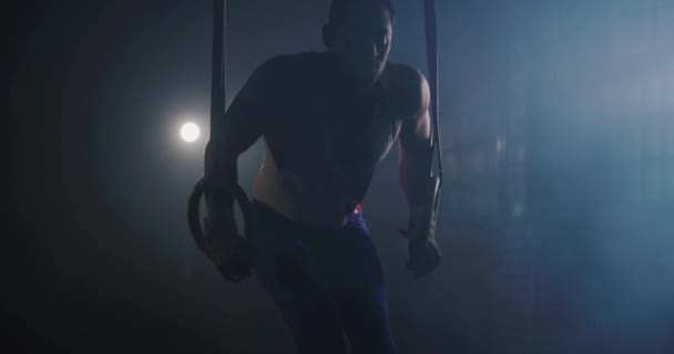 若い成人男性アスリート体操体操リングに激しいワークアウトを行うクローズアップスポーツセンター健康的なライフスタイル集中体操競争力のあるマインドセットコンセプト4k — ストック動画