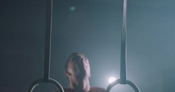 Stark stilig idrottsman Utföra Pull Ups På Gymnastic Rings Närbild Sport Center skicklighet öva Motivation Gymnastik Konkurrenskraftig tänkesätt koncept 4k — Stockvideo