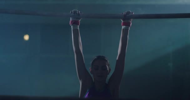 Atletische gespierde jonge man presteren op pull up bar close-up in de sportschool fysieke kracht precisie gymnastiek competitieve mindset concept 4k — Stockvideo