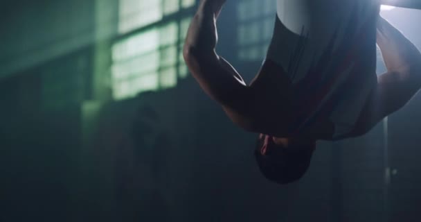 강력 한 남성 체조 선수 (Strong Male Gymnast Performing On Pull Up Bar Closeup Sports Center Physical Strength Motivation Gymnastics Competitive Mindset Concept 4k — 비디오