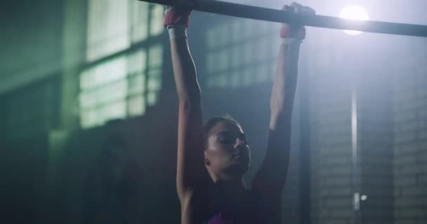 Ung Vuxen Kvinnlig Idrottare Gymnast Göra övning på Pull Up Bar Sport Center Fysisk styrka Motivation Gymnastik Konkurrenskraftig tänkesätt koncept 4k — Stockvideo