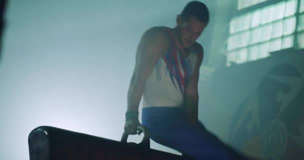 健美运动中心健康生活方式运动健美体操竞技心型概念4k运动服表演环节中的迷人肌肉运动员 — 图库视频影像