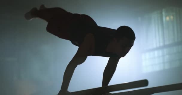 Gimnasta masculino muscular fuerte Barra paralela Entrenamiento Primer plano en el gimnasio Estilo de vida saludable Precisión Gimnasia Concepto de mentalidad competitiva 4k — Vídeos de Stock