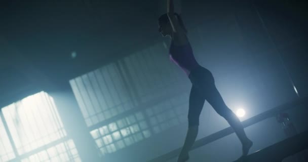 健美女子健美步行平衡木体育中心练精练体操竞技心机概念4k — 图库视频影像