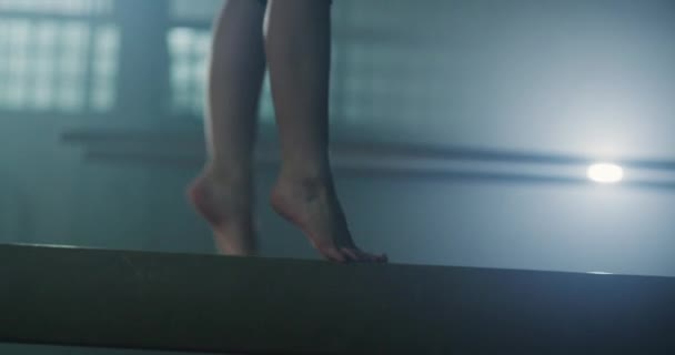 Füße der weiblichen Turnerin, die anmutig auf dem Schwebebalken Nahaufnahme Sportzentrum Körperliche Stärke Präzisionsturnen Competitive Mindset Concept 4k — Stockvideo