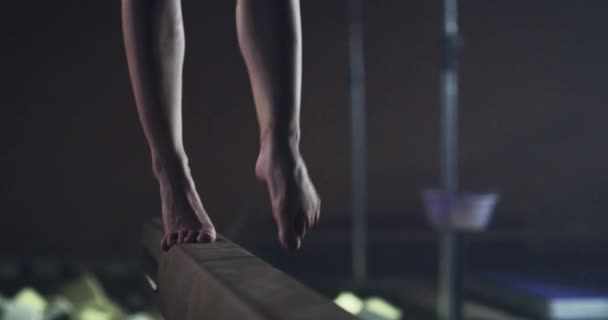 Füße der weiblichen Turnerin Nahaufnahme auf einem Schwebebalken in der Turnhalle Gesunder Lebensstil Präzisionsturnen Competitive Mindset Concept 4k — Stockvideo