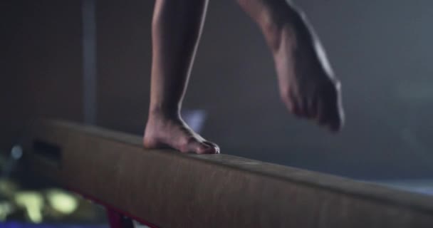 Füße der weiblichen Turnerin Nahaufnahme auf einem Schwebebalken in der Turnhalle Active Living Balance Konzentrationsgymnastik Competitive Mindset Concept 4k — Stockvideo