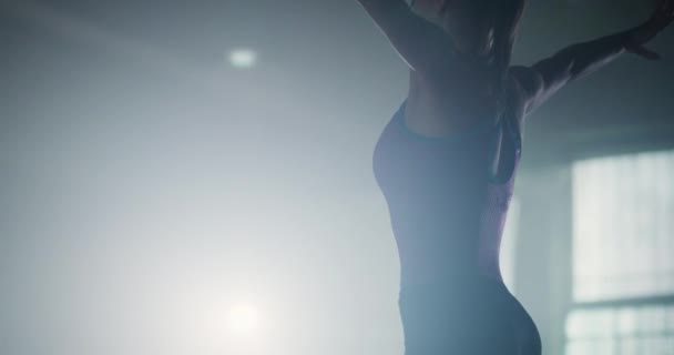 Mladý fit žena gymnastka chůze půvabně na rovnováhu paprsek v tělocvičně dovednostní praxe úsilí gymnastika soutěžní mysl koncepce 4k — Stock video