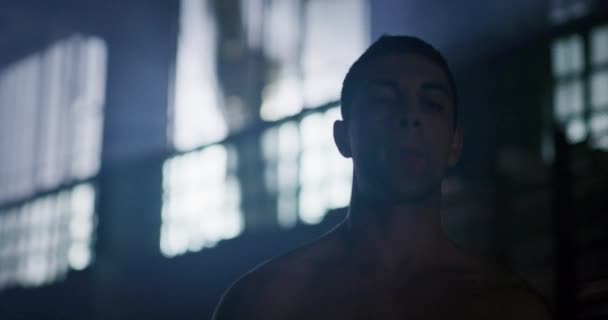 Musculos Tineri Masculin Atlet Shirtless Mersul pe jos Încet Vedere frontală Centrul sportiv Stil de viață sănătos Efort Gimnastică Conceptul de mentalitate competitivă 4k — Videoclip de stoc