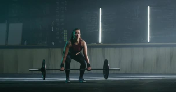 Mulher jovem Crossfit fazendo agachamento aéreo com Barbell Fitness Center Active Lifestyle Persistência Crossfit Focus Sucesso Conceito 4k — Vídeo de Stock