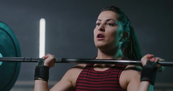 Självsäker Athletic Young Woman tyngdlyftning med tung skivstång fitnesscenter hälsosam livsstil uthållighet Crossfit Focus Success Concept 4k — Stockvideo
