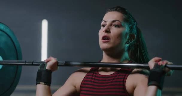 Mulher Atlética Confiante Halterofilismo Com Barbell Pesado Centro de Fitness Estilo de Vida Saudável Persistência Crossfit Focus Sucesso Conceito 4k — Vídeo de Stock