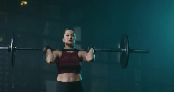 Atrakcyjna muskularna kobieta robi przysiad ze sztangą w pomieszczeniach Aktywny styl życia Motywacja Crossfit Focus Success Concept 4k — Wideo stockowe