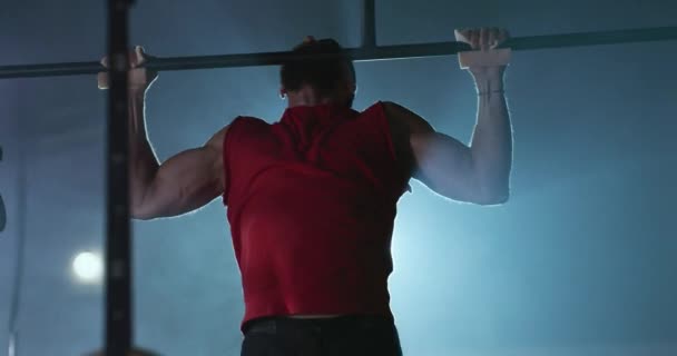 Crossfit Bodybuilder Sportowiec Ćwiczenie Wykonywanie Pull Ups Na siłowni Aktywny styl życia Określenie Crossfit Focus Sukces Concept 4k — Wideo stockowe