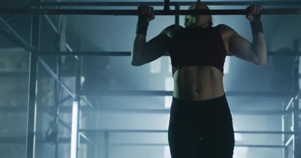Attraktiv muskulös kvinnlig träning Utförande Dra Ups på gymmet Aktiv livsstil Koncentration Crossfit Focus Success Concept 4k — Stockvideo