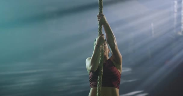 Confiant Athlétisme Jeune femme Crossfit Corde d'entraînement Escalade Centre de remise en forme Vie active Persistance Crossfit Focus Concept de réussite 4k — Video