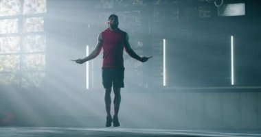 Güçlü kaslı vücut geliştirici Crossfit Spor Atlama Halat Spor Merkezi Aktif Yaşam Tarzı Stamina Crossfit Odaklanma Konsepti 4k