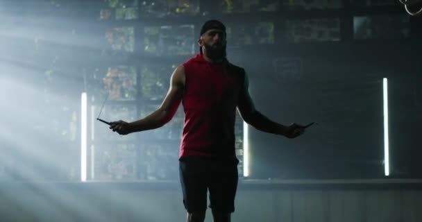 Spor Salonu Aktif Yaşam Tarzı Motivasyon Konsepti 4k 'te Kas Uyumlu Vücut Geliştirici Vücut Çalışması Atlama İpiyle Vücut Geliştirme Çalışması — Stok video