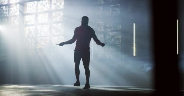 강한 근육질 남성 보디빌더 크로스 핏 워크아웃 With Jump Rope at The Gym Healthy Lifestyle Stamina Crossfit Focus Success Concept 4k — 비디오