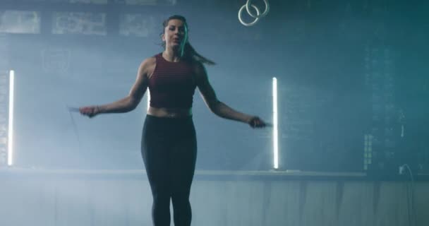 Crossfit жінка культурист кросфіт тренування зі стрибком мотузка фітнес центр активний спосіб життя наполегливість кросфіт концепція успіху 4k — стокове відео