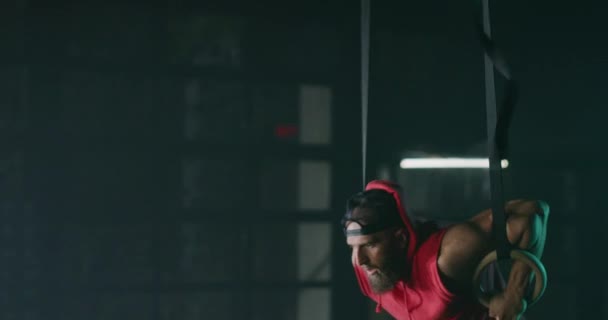 Muscular Crossfit Bodybuilder Realizando Anel Mergulhos Exercícios Centro de Fitness Crossfit Treinamento Stamina Crossfit Focus Sucesso Conceito 4k — Vídeo de Stock
