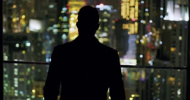 Νεαρός επιχειρηματίας στέκεται στο Μπαλκόνι Πόλη Ουρανοξύστης Ντουμπάι Αστικό Πανόραμα Φήμη Νυχτερινή Πόλη Φώτα Αργή Κίνηση Κόκκινο Επικό 8k — Αρχείο Βίντεο