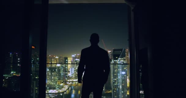 Young Entrepreneur Walking Balcony Business Buildings Skyline Dubai Urban Panorama Success Contemplation Night Financial District Lassú mozgás Red Epic 8k — Stock videók