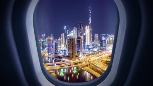 Vista del Timelapse Urbano Aéreo de la Ventana de Avión Descendiendo sobre el Aeropuerto de Dubai City Skyline — Vídeo de stock