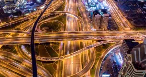 Drone vuelo sobre cruce urbano paso elevado en la noche hora punta tráfico ciudad Panorama Dubai distrito de negocios baja luz Uhd Hdr 4k — Vídeo de stock