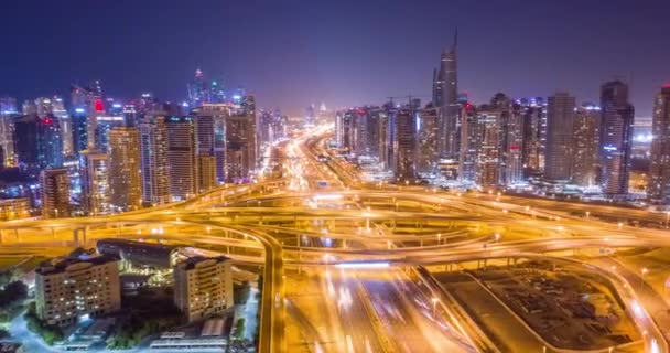 Flyg över Urban Highway på natten Rush Hour Traffic Metropolitan City Skyline Dubai Business District Lågt ljus Uhd Hdr 4k — Stockvideo