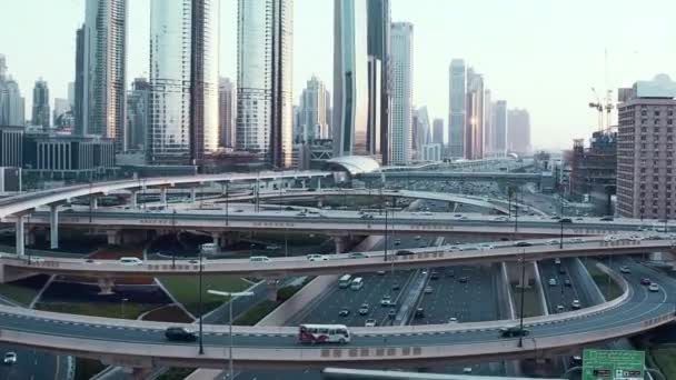 夕暮れ時の都市高速道路の高架上のヘリコプターのフライトラッシュアワートラフィックは、未来的な通信都市都市の風景を越えスローモーションUhd Hdr 4k — ストック動画