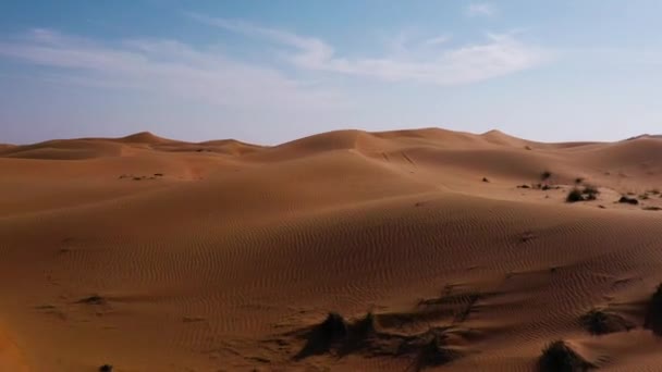 Aerial Shot of Beautiful Desert Sand Dunes At Sunset Loneliness Vacaciones exóticas Baja luz Uhd Hdr 4k — Vídeos de Stock