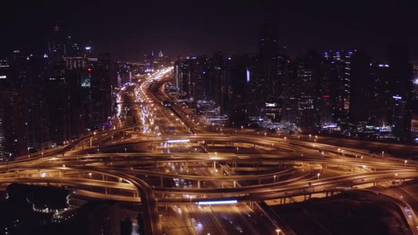 Повітря навколо міського перетину хмарочоси в нічний час пік трафік робочий міський транспорт бізнес фінансовий район низьке світло Uhd Hdr 4k — стокове відео