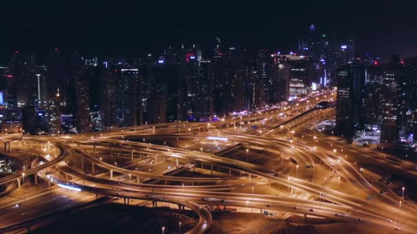 Flyg runt Urban Traffic Junction Överfart Trafik Jam Metropolitan City Skyline Dubai Business District Lågt ljus Uhd Hdr 4k — Stockvideo