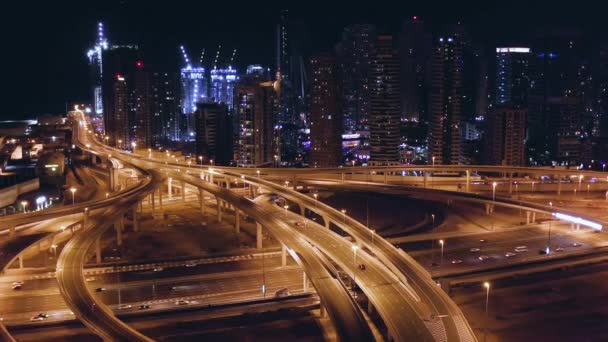 Flyg över natten Urban Overpass Landskap Bilar Ljus Rörlig Junction Futuristisk kommunikation Stad Metropolitan Landskap Lågt Ljus Uhd Hdr 4k — Stockvideo