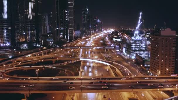 Політ вертольота над нічним містом трафік переміщення обгортання технологічного зв'язку Метрополітен Пейзаж низького освітлення Uhd Hdr 4k — стокове відео