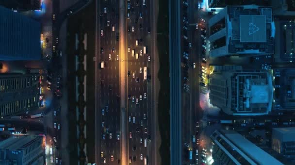 Skudd fra luften over Urban Traffic Highway Busy City Transport Business Technology Lavt lys Uhd Hdr 4k – stockvideo