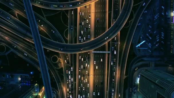 Luchtvlucht boven stedelijk viaduct 's nachts verkeersopstopping Futuristische communicatie Stad Dubai Business District Low Light Uhd Hdr 4k — Stockvideo