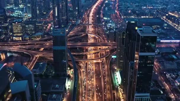 Vuelo de drones sobre rascacielos Autopista urbana por la noche Coches Luces Conexión móvil Comunicación tecnológica Paisaje metropolitano Baja luz Uhd Hdr 4k — Vídeo de stock