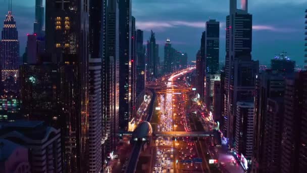 Letecký snímek noční městské panorama krajiny dopravy pohybující nadjezd rušné městské dopravy Dubaj obchodní čtvrti Low Light Uhd Hdr 4k — Stock video
