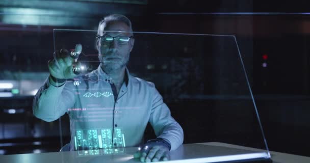 Médico Profissional Médico Analisando Futurista Virtual Hud Exibir Dados Em Um Futuro De Laboratório De Tecnologia Médica Conceito Vermelho Épico 8K — Vídeo de Stock