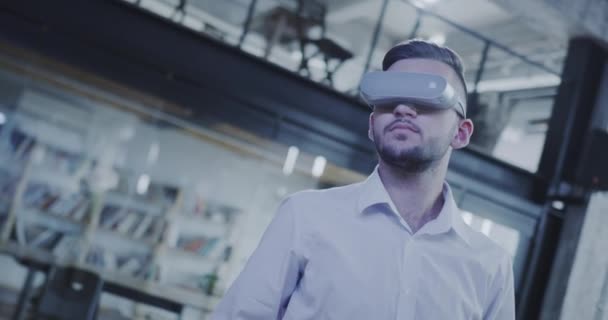 Młody biznesmen pracujący z Vr Goggles Badający zaawansowane innowacje Interaktywna edukacja Slow Motion 8k — Wideo stockowe