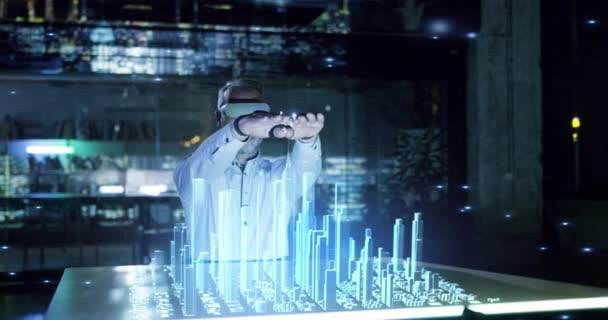 Ingegnere professionista maschio che indossa gli occhiali di Vr che genera il modello virtuale 3D della città dell'ologramma che analizza il concetto futuro di tecnologia di dati — Video Stock