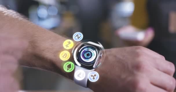 Mano Con Futurista Smart Hud Reloj Holograma Mostrar Opciones de Elección Métodos de Pago Cripto Monedas Pago inalámbrico Futuro del Concepto de Pago — Vídeo de stock