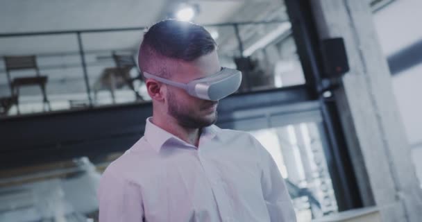 Młody człowiek noszący hełm Vr High Tech pracujący nad projektem Advanced Innovation Interactive Education Slow Motion 8k — Wideo stockowe