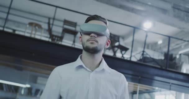 Młody człowiek noszący okulary Vr Pracujący nad projektem Zaawansowane innowacje Interaktywna edukacja Slow Motion 8k — Wideo stockowe