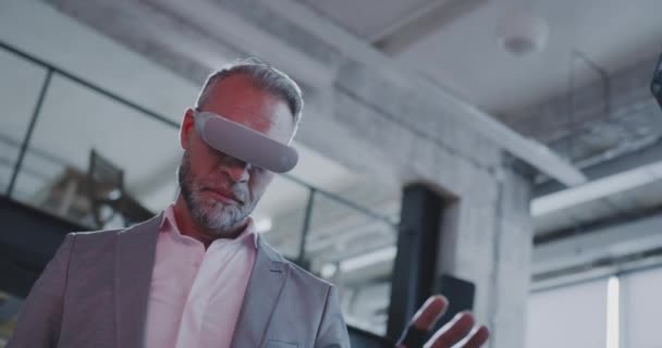 Affärsman Manager bär högteknologisk Vr hjälm forska avancerad innovation framtid Gaming Slow Motion 8k — Stockvideo