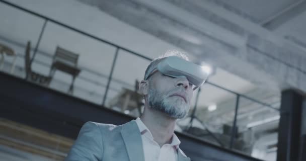 Hombre usando alta tecnología Vr casco de trabajo en el proyecto de innovación avanzada futuro juego de cámara lenta 8k — Vídeo de stock